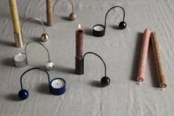 Ferm LIVING Balance Kynttilänjalka, Musta Messinki -Hay || Menu || Louis Poulsen Kauppa 06 17098