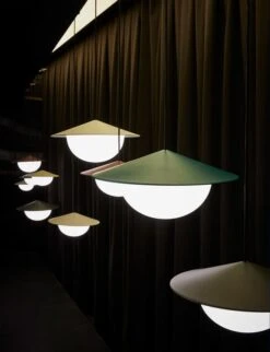 AGO Alley Riippuvalaisin, Pieni, Sinapinkeltainen -Hay || Menu || Louis Poulsen Kauppa 110AGO AK