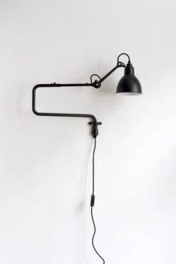 DCWéditions Lampe Gras 303 Seinävalaisin, Pyöreä Varjostin, Musta -Hay || Menu || Louis Poulsen Kauppa 12 N303 BL SAT WALL