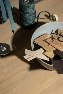 Fritz Hansen Louise Kynttilänjalka, Hopea -Hay || Menu || Louis Poulsen Kauppa 14085 Happy Holidays 2019