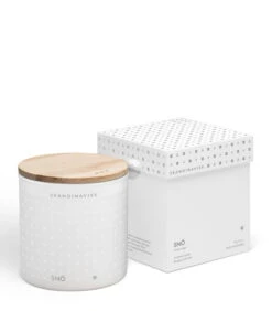 Skandinavisk Tuoksukynttilä Kannella, SNÖ, 2 Sydäntä -Hay || Menu || Louis Poulsen Kauppa 20114 2 SNO CANDLE 400G