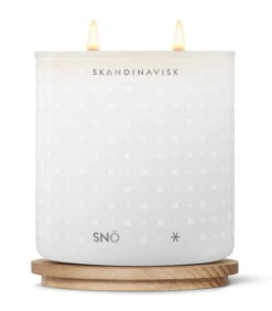 Skandinavisk Tuoksukynttilä Kannella, SNÖ, 2 Sydäntä -Hay || Menu || Louis Poulsen Kauppa 20114 3 SNO CANDLE 400G