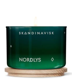 Skandinavisk Tuoksukynttilä Kannella, NORDLYS, 90 G -Hay || Menu || Louis Poulsen Kauppa 20119 4 NORDLYS CANDLE 90G