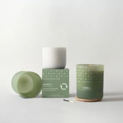 Skandinavisk Tuoksukynttilän Täyttöpakkaus, FJORD, Iso -Hay || Menu || Louis Poulsen Kauppa 20124 100 STYLING FJORD CANDLE REFILL 200Grole