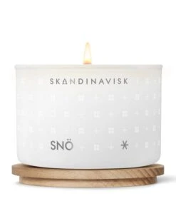 Skandinavisk Tuoksukynttilä Kannella, SNÖ, 90 G -Hay || Menu || Louis Poulsen Kauppa 20214 3 SNO CANDLE 90G