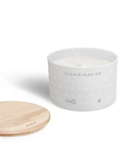 Skandinavisk Tuoksukynttilä Kannella, SNÖ, 90 G -Hay || Menu || Louis Poulsen Kauppa 20214 4 SNO CANDLE 90G