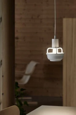 Artek Kori Riippuvalaisin, Valkoinen -Hay || Menu || Louis Poulsen Kauppa 2022 06 27 Artek 2687 final lores