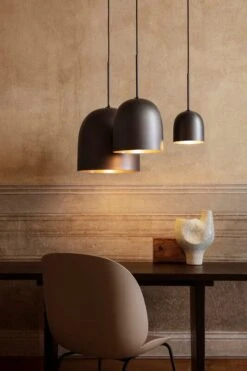 GUBI Howard Riippuvalaisin Pieni, Gunmetal Messinki -Hay || Menu || Louis Poulsen Kauppa 28 lys 0931