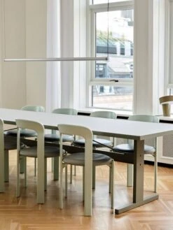 HAY Factor Linear Riippuvalaisin, Directional 1500, Alumiini -Hay || Menu || Louis Poulsen Kauppa 3 Days of Design 2022 Rey Chair Passerelle Table Factor Linear Suspension Lamp