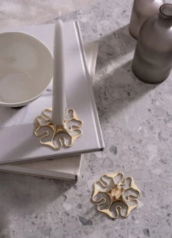 Skultuna Rose Kynttilänjalka, Messinki -Hay || Menu || Louis Poulsen Kauppa 4Skultuna SL755 Rose EE