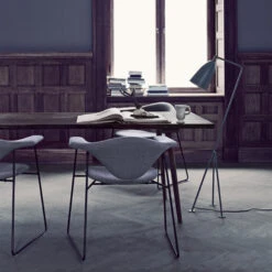 GUBI Gräshoppa Lattiavalaisin, Musta -Hay || Menu || Louis Poulsen Kauppa 52Gubi iso