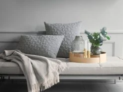 Fritz Hansen JH 1 Kynttilänjalka, Messinki -Hay || Menu || Louis Poulsen Kauppa 5451 Objects