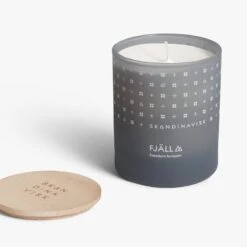 Skandinavisk Tuoksukynttilä Kannella, FJÄLL, Iso -Hay || Menu || Louis Poulsen Kauppa 5711868201113 styling