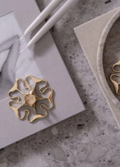 Skultuna Rose Kynttilänjalka, Messinki -Hay || Menu || Louis Poulsen Kauppa 5Skultuna SL755 Rose EE