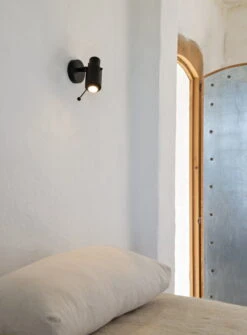 DCWéditions Biny Spot Seinävalaisin Säätövivulla+katkaisijalla, Musta 7 DCWéditions Biny Spot Seinävalaisin Säätövivulla+katkaisijalla, Musta -Hay || Menu || Louis Poulsen Kauppa 6 AMB BINY SPOT BL BL