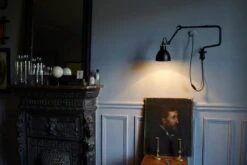 DCWéditions Lampe Gras 303 Seinävalaisin, Pyöreä Varjostin, Musta -Hay || Menu || Louis Poulsen Kauppa AMB 5 N303 BL SAT FOLDED