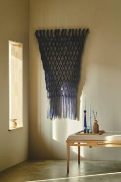 Applicata Tulip Kynttilänjalka, Cobalt Blue -Hay || Menu || Louis Poulsen Kauppa Applicata 220222 Sheworks og nyheder0666 HDR copy 2