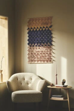 Applicata Lily Kynttilänjalka, Warm Rose -Hay || Menu || Louis Poulsen Kauppa Applicata 220222 Sheworks og nyheder0676 copy 2