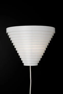 Artek A910 Seinävalaisin -Hay || Menu || Louis Poulsen Kauppa Artek wall lamp A910 black background light on