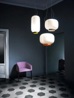 Foscarini Chouchin Reverse 1 Riippuvalaisin, Valkoinen - Oranssi 11 Foscarini Chouchin Reverse 1 Riippuvalaisin, Valkoinen - Oranssi -Hay || Menu || Louis Poulsen Kauppa CHOUCHIN REVERSE Ritratto Familiare Ph Kasia Gatkowska