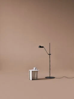 Karakter Domo Lattiavalaisin, Musta -Hay || Menu || Louis Poulsen Kauppa Domo Floor Travertine Support