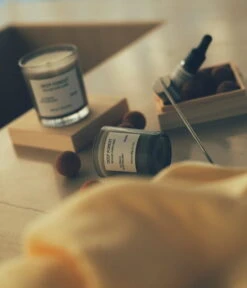 Frama Tuoksukynttilä Deep Forest, 60 G -Hay || Menu || Louis Poulsen Kauppa FRAMA at Casa Piana 1001238