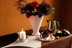 Georg Jensen Bloom Pöytäkynttilänjalka, Ruostumaton Teräs -Hay || Menu || Louis Poulsen Kauppa Fds jouluruoka12 22 suvi kesalainen