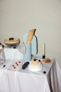 HAY Tube Kynttilänjalka, S, Tummansininen -Hay || Menu || Louis Poulsen Kauppa Finnish Design Shop 0723P FDS kesa 2023 1348