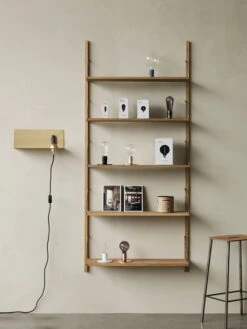 Frama 90° Seinävalaisin, Messinki -Hay || Menu || Louis Poulsen Kauppa Frama in Store 5 Lighting