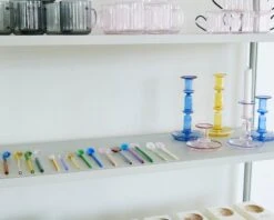 HAY Flare Kynttilänjalka, Korkea, Keltainen - Valkoinen Reuna -Hay || Menu || Louis Poulsen Kauppa Glass Spoons family Flare Tall light blue with red rim Flare Medium pink with blue rim