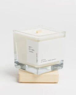 Hetkinen Kasvivahakynttilä Neliö, Biofilia -Hay || Menu || Louis Poulsen Kauppa Hetkinen Veggie candle biofilia square open 2