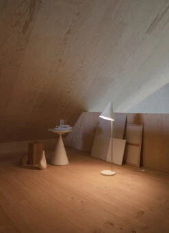 LYFA Mosaik Lattiavalaisin, Valkoinen -Hay || Menu || Louis Poulsen Kauppa LYFA MOSAIK FLOOR lamp White VS