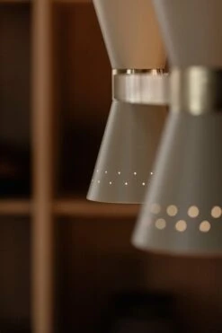 MENU Collector 3 Kattokruunu, Luonnonvalkoinen -Hay || Menu || Louis Poulsen Kauppa MENU Collector Chandelier 5