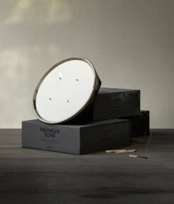 MENU Olfacte Tuoksukynttilä, 428 G, Midnight Soak -Hay || Menu || Louis Poulsen Kauppa MENU Olfacte Scented Candle Midnight Soak 3