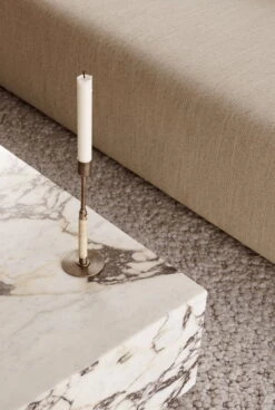 MENU Duca Kynttilänjalka, Pronssattu Messinki -Hay || Menu || Louis Poulsen Kauppa MENU Plinth Duca Gravel Rug