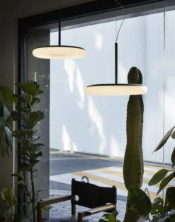 AGO Mozzi Riippuvalaisin, Iso, Terrakotta -Hay || Menu || Louis Poulsen Kauppa MOZZI INTERIOR 300DPI 1