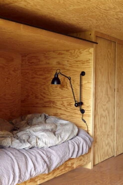 DCWéditions Lampe Gras 210 Seinävalaisin, Pyöreä Varjostin, Musta 9 DCWéditions Lampe Gras 210 Seinävalaisin, Pyöreä Varjostin, Musta -Hay || Menu || Louis Poulsen Kauppa N210 BL SAT ambiance 1