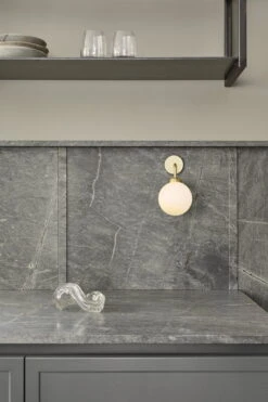 Nuura Apiales Seinävalaisin, Seinäkytkentä, Harjattu Messinki - Opaali 11 Nuura Apiales Seinävalaisin, Seinäkytkentä, Harjattu Messinki - Opaali -Hay || Menu || Louis Poulsen Kauppa Nuura Apiales Wall Brushed Brass Hard Wired lifestyle 1