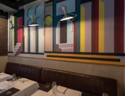 Nemo Lighting Lampe De Marseille Mini Seinävalaisin, Musta -Hay || Menu || Louis Poulsen Kauppa Oro Restaurant Milano Arch Graziana Calabrese Nemo 01 2560x1967 1