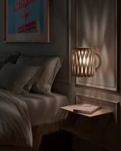 Pilke Lights Pilke 18 Seinävalaisin, Koivu 6 Pilke Lights Pilke 18 Seinävalaisin, Koivu -Hay || Menu || Louis Poulsen Kauppa P13021 Pilke Signature 18 wall lamp birch lifestyle night