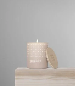 Skandinavisk Tuoksukynttilä Kannella, ROSENHAVE, Iso -Hay || Menu || Louis Poulsen Kauppa SKANDINAVISK styling 20110 ROSENHAVE 200g