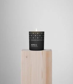 Skandinavisk Tuoksukynttilä Kannella, KOTO, Pieni -Hay || Menu || Louis Poulsen Kauppa SKANDINAVISK styling 20206 KOTO 65g
