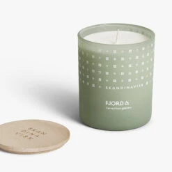 Skandinavisk Tuoksukynttilä Kannella, FJORD, Iso -Hay || Menu || Louis Poulsen Kauppa Skandinavisk FJORD home candle
