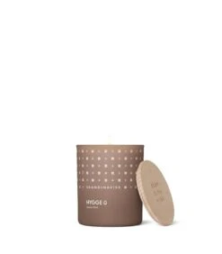 Skandinavisk Tuoksukynttilä Kannella, HYGGE, Iso -Hay || Menu || Louis Poulsen Kauppa Skandinavisk HYGGE 200g Glass 20109 2 white