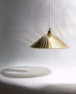 Fundamental Berlin Propeller Lampunvarjostin, 37 Cm, Messinki -Hay || Menu || Louis Poulsen Kauppa UW9A6980