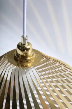 Fundamental Berlin Propeller Lampunvarjostin, 37 Cm, Messinki -Hay || Menu || Louis Poulsen Kauppa UW9A6987