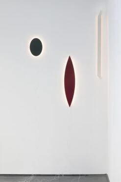 Valerie_objects Tramonto 05 Seinävalaisin, Tummanvihreä -Hay || Menu || Louis Poulsen Kauppa V9022105 valerie objects maria scarpulla 04