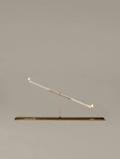 Santa & Cole Vita Balanza Kynttilänjalka Ja 5 Kynttilää, Kulta -Hay || Menu || Louis Poulsen Kauppa Vita on SantaCole Enric Badrinas 2022 01 v1 x2400