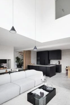 Ferm LIVING Avant Kynttelikkö, Musta -Hay || Menu || Louis Poulsen Kauppa Z7A1771 1