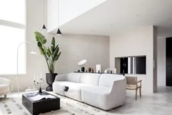 Ferm LIVING Avant Kynttelikkö, Musta -Hay || Menu || Louis Poulsen Kauppa Z7A8298 1